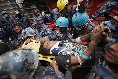 Dos personas rescatadas vivas en Nepal
